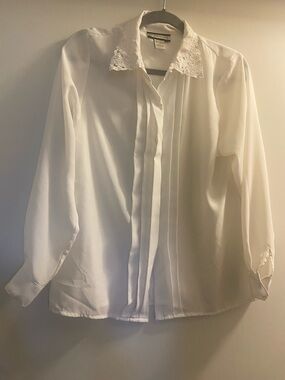 Notations White Lace Collar Pleated Front Blouse